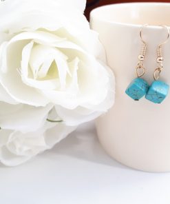 עגילי טורקיז וזהב בצורת קוביה