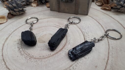אבן טורמלין שחור להגנה -מחזיק מפתחות עם אבן טורמלין גולמי